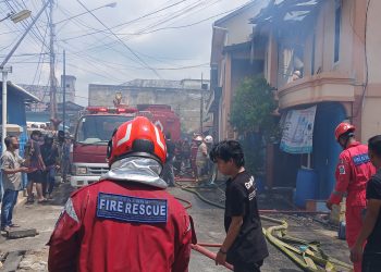 Pihak Damkar Bontang bersama warga lakukan proses pemadaman