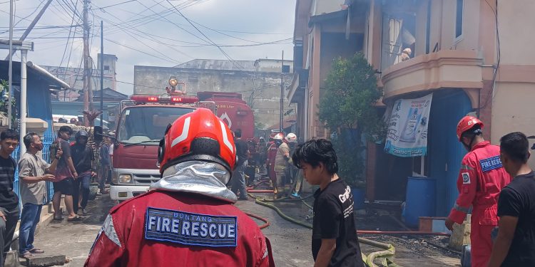Pihak Damkar Bontang bersama warga lakukan proses pemadaman