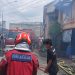 Pihak Damkar Bontang bersama warga lakukan proses pemadaman