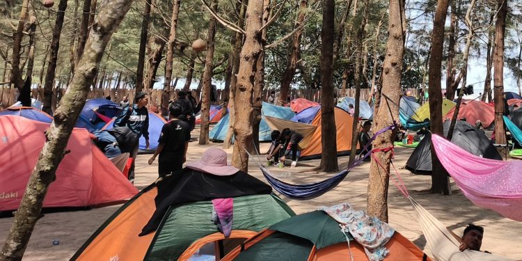 Pantai Panrita Lopi Kukar Diserbu Wisatawan saat Libur Lebaran