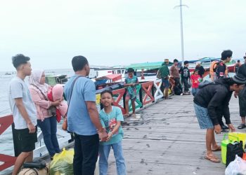 Para wisatawan yang berkunjung ke Pulau Beras Basah