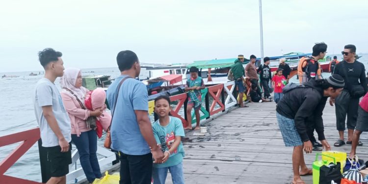 Para wisatawan yang berkunjung ke Pulau Beras Basah