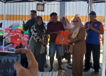 Wali Kota Bontang, Neni Moerniaeni, lakukan penyerahan simbolis ke korban kebakaran