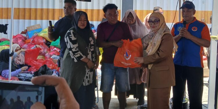Wali Kota Bontang, Neni Moerniaeni, lakukan penyerahan simbolis ke korban kebakaran