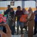 Wali Kota Bontang, Neni Moerniaeni, lakukan penyerahan simbolis ke korban kebakaran