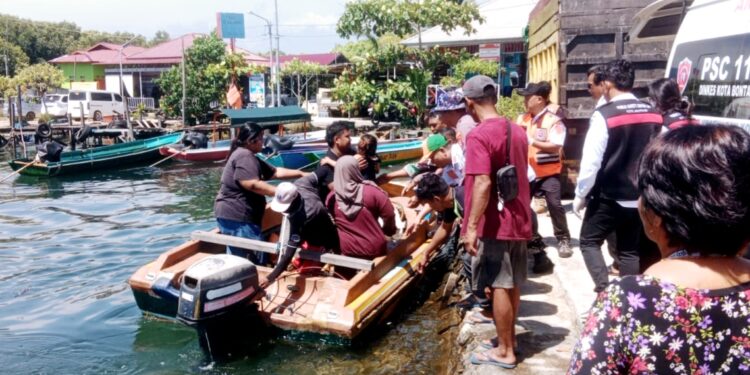 Pihak BPBD Bontang lakukan evakuasi bocah yang nyaris tengelam
