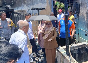 Wali Kota Bontang, Neni Moerniaeni, saat meninjau lokasi kebakaran di Bontang Selatan, Rabu (25/3/2026).