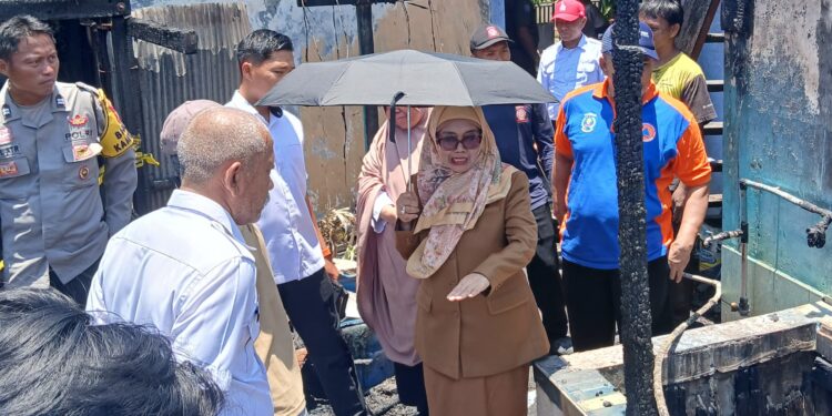 Wali Kota Bontang, Neni Moerniaeni, saat meninjau lokasi kebakaran di Bontang Selatan, Rabu (25/3/2026).