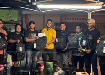 Anggota DPRD, Alfin Rausan Fikry, menyalurkan bantuan perlengkapan sekolah dan uang tunai kepada korban kebakaran di Kelurahan Berbas Tengah, Selasa (24/3/2026).