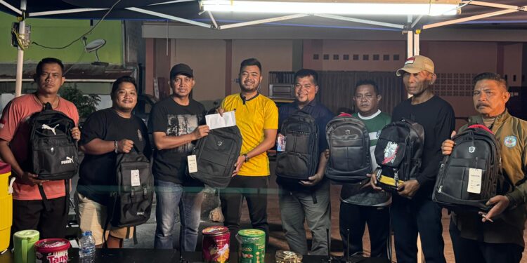 Anggota DPRD, Alfin Rausan Fikry, menyalurkan bantuan perlengkapan sekolah dan uang tunai kepada korban kebakaran di Kelurahan Berbas Tengah, Selasa (24/3/2026).