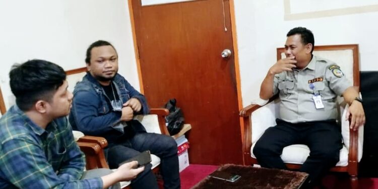 Sekretaris BPBD Bontang Sunaryo saat diwawancarai oleh wartawan