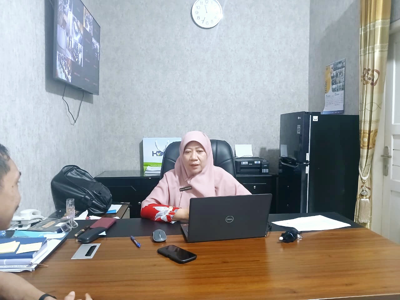 Kepala Bapenda Bontang, Natalia Trisnawati saat diwawancarai wartawan
