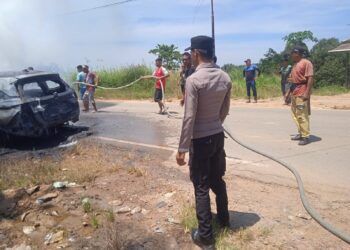 Satu unit Xenia terbakar di Poros Bengalon - Muara Wahau, Kamis (26/3/2026), diduga dipicu ledakan dari dalam kendaraan. (IST