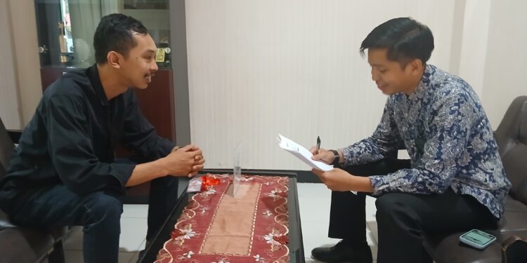 Humas Pengadilan Agama (PA) Bontang saat diwawancara wartawan