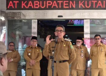 Bupati Kutim Ardiansyah Sulaiman memimpin Apel pagi