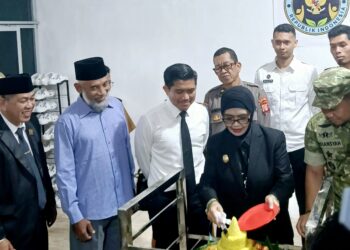 Wali Kota Bontang Neni Moerniaeni didampingi Ketua DPRD Bontang resmikan Satuan Pelayanan Pemenuhan Gizi (SPPG) ke-19 di Kelurahan Bontang Lestari,