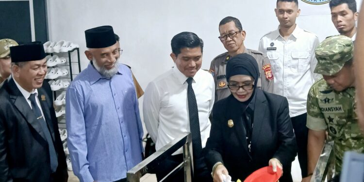 Wali Kota Bontang Neni Moerniaeni didampingi Ketua DPRD Bontang resmikan Satuan Pelayanan Pemenuhan Gizi (SPPG) ke-19 di Kelurahan Bontang Lestari,