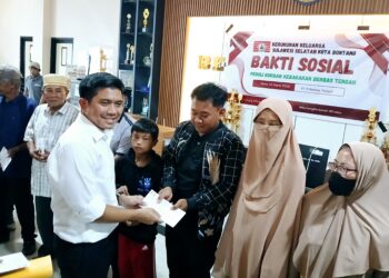 Ketua KKSS Bontang, Andi Faizal Sofyan Hasdam serahkan donasi untuk korban kebakaran