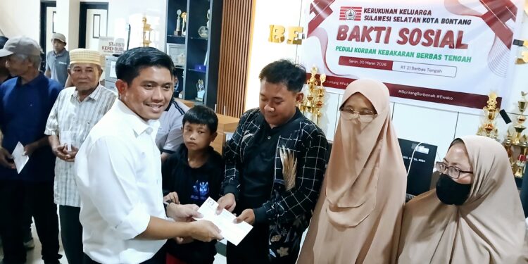 Ketua KKSS Bontang, Andi Faizal Sofyan Hasdam serahkan donasi untuk korban kebakaran