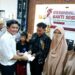 Ketua KKSS Bontang, Andi Faizal Sofyan Hasdam serahkan donasi untuk korban kebakaran