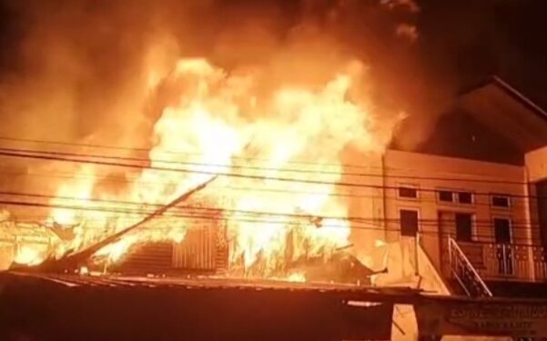 Kebakaran terjadi di kawasan permukiman padat penduduk di Jalan Dr. Sutomo, RT 30, Kelurahan Karang Rejo, Kecamatan Balikpapan Tengah,