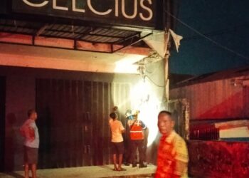 Pihak petugas kebakaran lakukan penanganan api yang bersumber dari meteran listrik