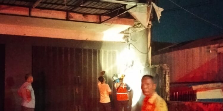 Pihak petugas kebakaran lakukan penanganan api yang bersumber dari meteran listrik