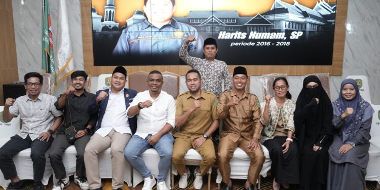 Alumni Himpunan Pelajar Mahasiswa Kutai Timur (HIPMA-KT) menggelar halal bihalal di Ruang Panel DPRD Kabupaten Kutai Timur (Kutim), Senin (30/3/2026).