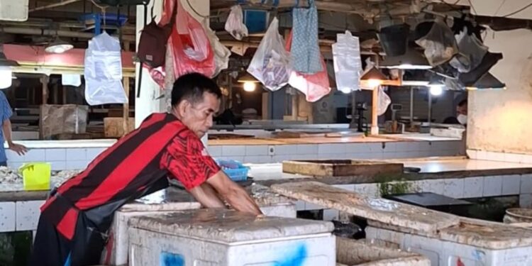 Para pedagang di Pasar Taman Rawa Indah (Tamrin), Kota Bontang, mengeluhkan tidak mengalirnya pasokan air bersih