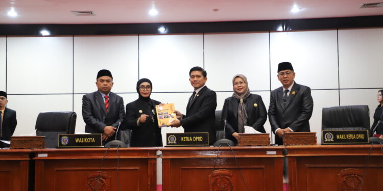 Wali Kota Bontang, Neni Moernaeni, secara resmi menyampaikan Laporan Keterangan Pertanggungjawaban (LKPJ) Tahun Anggaran 2025 dalam rapat paripurna yang digelar pada Senin (30/3/2026).