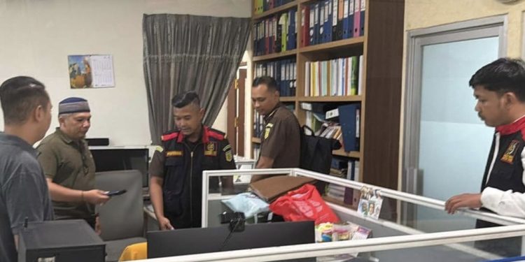 Tim Pidsus Kejaksaan Tinggi Kalimantan Timur menggeledah kantor Dinas Energi dan Sumber Daya Mineral