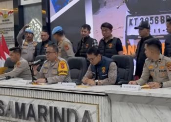 Konferensi pers di Aula Rupatama Polresta Samarinda, Minggu (22/03/2026).