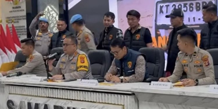Konferensi pers di Aula Rupatama Polresta Samarinda, Minggu (22/03/2026).