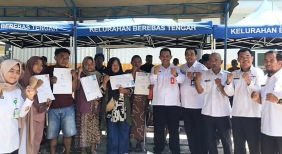 Penyerahan Simbolis Kartu Keluarga dari Dukcapil Bontang kepada Korban Kebakaran