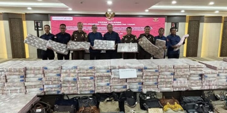 Kejaksaan Tinggi Kalimantan Timur (Kejati Kaltim) mengamankan uang negara senilai Rp214,28 miliar