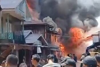 Kebakaran hebat melanda kawasan Desa Batu Timbau, Kecamatan Batu Ampar, Kabupaten Kutai Timur, Kamis (26/3/2026) siang.