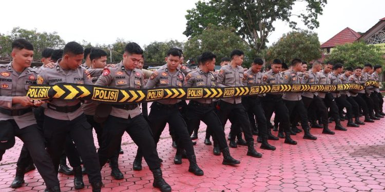 Personel Polres Kutim gelar latihan Pengendalian Massa di Halaman Mako Polres, Kamis (05/03/2026). (Dok. Polres Kutim)