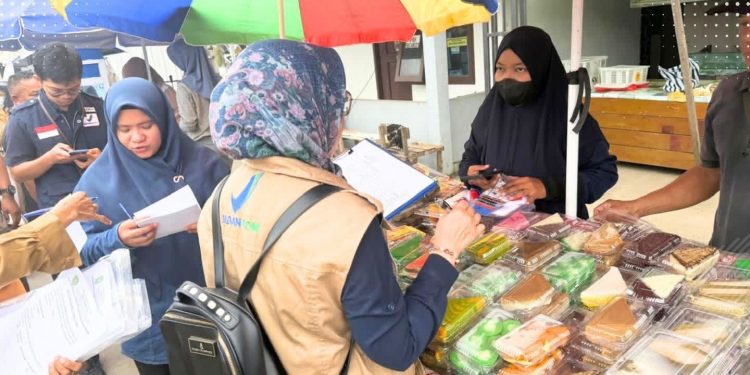 Tim Gabungan Dinkes Kutim sidak toko retail dan lapak pedagang takjil bulan Ramadan. (Istimewa)