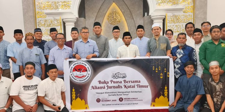 Buka puasa bersama yang digelar Aliansi Jurnalis Kutai Timur (AJKT) di Masjid H. Bolli, Jalan Dermaga Kenyamukan, Sangatta Utara, Jumat (6/3). (Arya/CK)