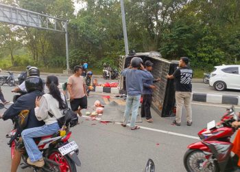 Pickap Angkut Sayur Terguling di Cipto Mangunkusumo Bontang