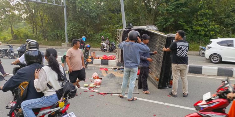 Pickap Angkut Sayur Terguling di Cipto Mangunkusumo Bontang