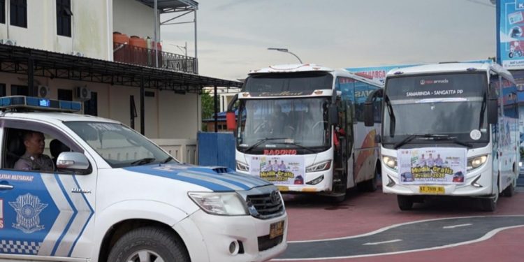 Dua unit Bus yang disediakan Polres Kutim bagi pemudik Kutim. (Dok. Polres Kutim)