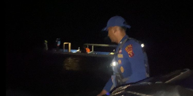 Sat Polairud Polres Kutim mengevakuasi kapal pemancing yang mengalami mati mesin di perairan Teluk Lombok, Kecamatan Sangatta Utara, Kamis (19/3/2026). (Dok. Polres Kutim)