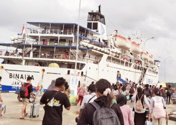 Para penumpang di Pelabuhan Loktuan Bontang beberapa bulan lalu