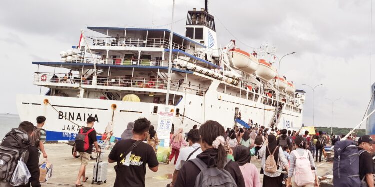 Para penumpang di Pelabuhan Loktuan Bontang beberapa bulan lalu