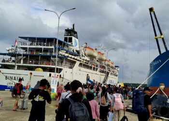 Para penumpang di Pelabuhan Loktuan Bontang bulan lalu. (Dok: Cuitan)