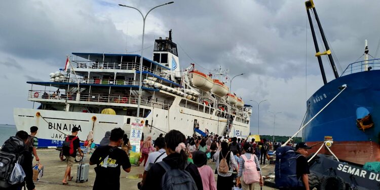Para penumpang di Pelabuhan Loktuan Bontang bulan lalu. (Dok: Cuitan)