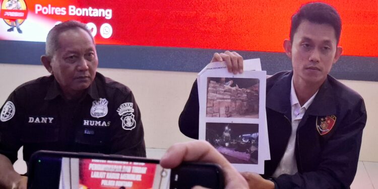 Kasi Humas Polres Bontang AKP Dani dan mantan Kasat Reskrim AKP Randy Anugrah