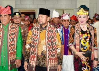 Gubernur Kaltim Rudy Mas'ud bersama istrinya hadiri pelantikan pengurus Perhimpunan Masyarakat Toraja Indonesia (PMTI) Kalimantan Timur