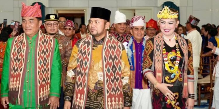 Gubernur Kaltim Rudy Mas'ud bersama istrinya hadiri pelantikan pengurus Perhimpunan Masyarakat Toraja Indonesia (PMTI) Kalimantan Timur